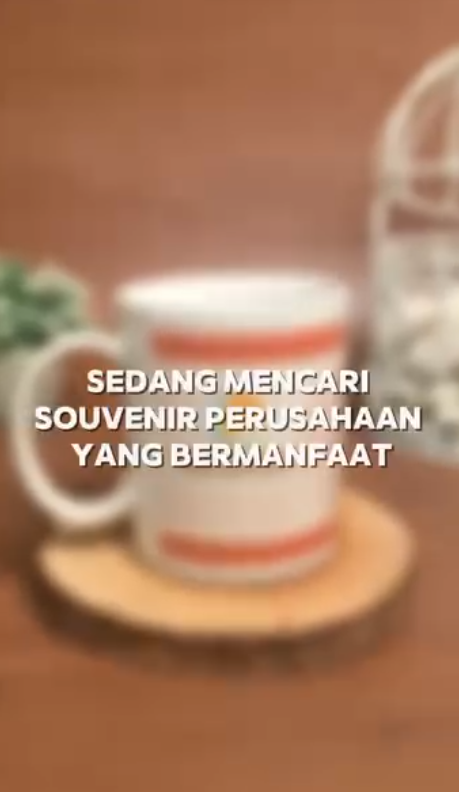 <p>Sedang mencari souvenir perusahaan yang bermanf
